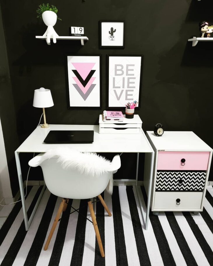 Explorando a Decoração com Parede Preta 1 Uma combinação de preto, branco e rosa em um ambiente decorado.