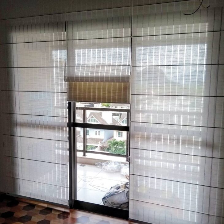 Persianas Romanas: Como Aliar Funcionalidade e Estética na Sua Decoração 1 Persiana feita em fibra natural, promovendo um estilo rústico.