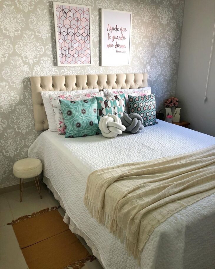 Modelos encantadores de peseira para você aprender a usar com estilo 10 Foto de cama sem cabeceira