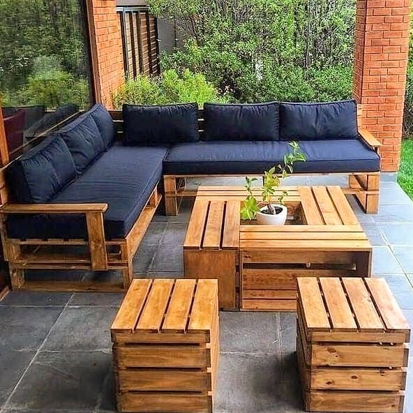 Dicas essenciais e ideias inspiradoras para o piso do seu quintal 1 Os pallets combinam com o tom de cinza no chão.