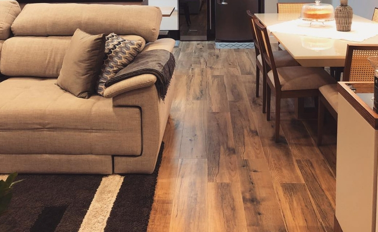 Explorando Diferentes Tipos de Pisos para Sala com Inspirações Visuais 10 Apartamento com piso de porcelanato