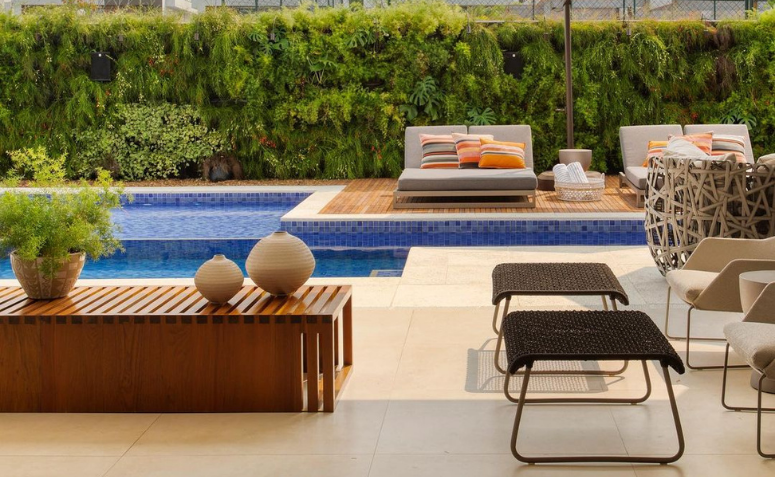 Opções de porcelanato para piscina e orientações de aplicação 3 Imagem de um porcelanato para piscina com um toque elegante.