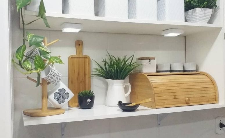 Dicas para Incorporar um Porta-Pão na Decoração da Cozinha 3 Porta-pão em madeira com design moderno e funcional