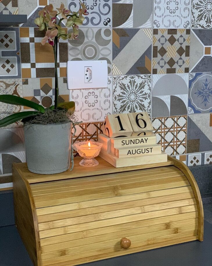 Dicas para Incorporar um Porta-Pão na Decoração da Cozinha 10 Opção moderna em inox que traz sofisticação