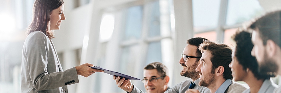 Como ingressar no mercado de trabalho com sucesso. 1 Como ingressar no mercado de trabalho com sucesso.