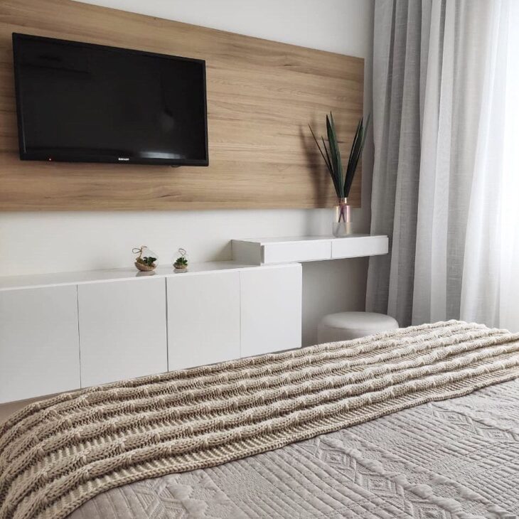 Ideias de Rack para Quarto que Elevam o Estilo do Ambiente 5 Rack para quarto acomodando itens de decoração.