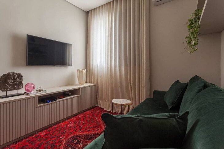 Ideias de Rack para Quarto que Elevam o Estilo do Ambiente 1 Rack tradicional no chão.