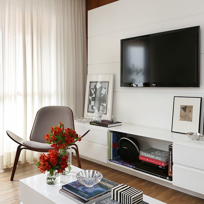 Ideias de Modelos de Rack Suspenso para Melhorar e Decorar Seu Ambiente 9 Escondendo os fios dos aparelhos eletrônicos.