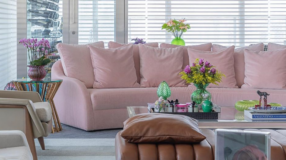 Inspirações para Decorar Seu Espaço com Parede Geométrica 9 Parede com rosa millennial, uma das cores queridinhas do momento.