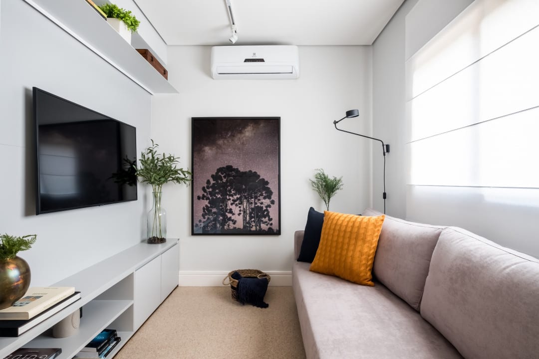 Dicas para Decorar Pequenas Salas de Apartamento 1 Sala de apartamento pequeno com planejamento cuidadoso.