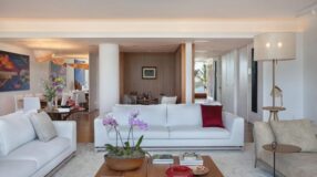 Modelos de Cortinas para Sala que Valorizam a Decoração 10 CORTINA COBRINDO TODA A PAREDE AJUDA A AUMENTAR O ESPAÇO