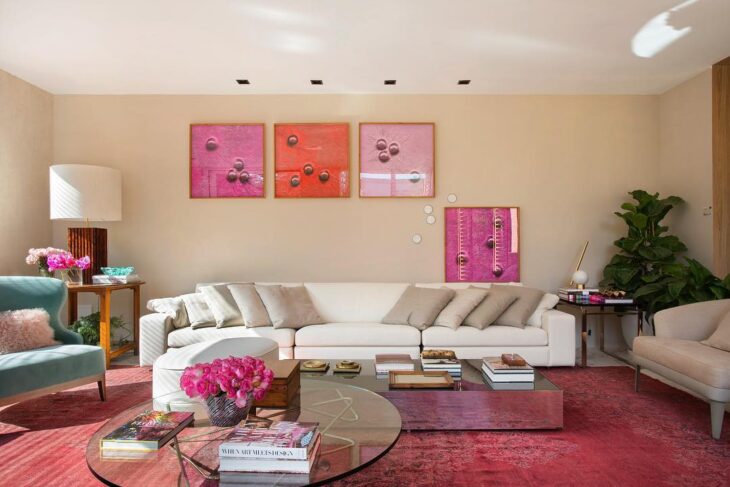 Projetos de Sala Rosa que Transmitem Charme e Delicadeza em Diferentes Estilos 7 Um sofá rosa que se torna o protagonista da sala.