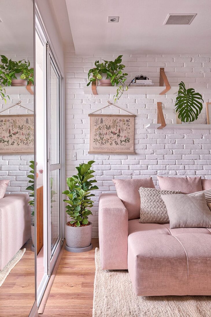Projetos de Sala Rosa que Transmitem Charme e Delicadeza em Diferentes Estilos 1 Um espaço despojado com um toque rosa.