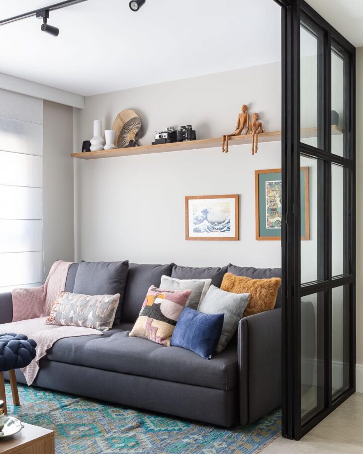 Dicas para Integrar o Sofá Cinza na Decoração da Sua Casa 5 O sofá cinza é uma tendência nas decorações, queridinho de designers de interiores e arquitetos.