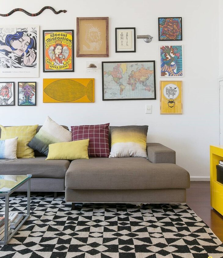 Dicas para Integrar o Sofá Cinza na Decoração da Sua Casa 9 Misture texturas e estampas com seu sofá cinza.