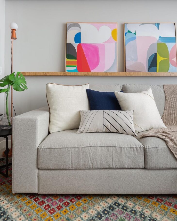 Dicas para Integrar o Sofá Cinza na Decoração da Sua Casa 10 Combine o sofá cinza com elementos assimétricos.