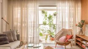 Modelos de Cortinas para Sala que Valorizam a Decoração 1 O MODELO COM LEVE TRANSPARÊNCIA É IDEAL PARA QUEM POSSUI JARDIM VISÍVEL