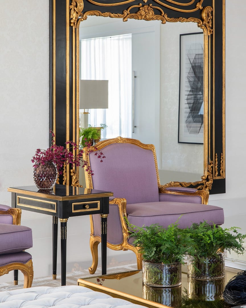Principais Tons de Roxo que Podem Transformar sua Decoração 5 Imagem destaca uma poltrona roxa que se destaca na decoração.