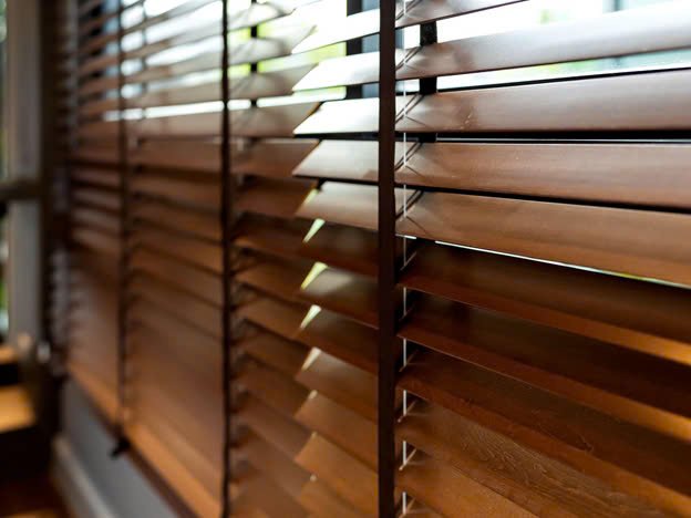 Minimalist shades provide a clean, sophisticated look that enhances any room. Their understated design allows other decor elements to take center stage while contributing to an uncluttered atmosphere.