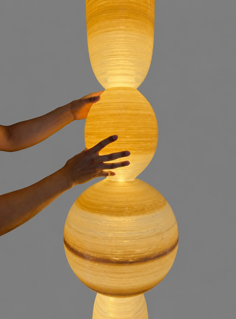 ORBIT de Chao-Chun Kung feita com borra de café e PLA Luminária ORBIT de Chao-Chun Kung impressa em 3D com compósito de borra de café reciclada e PLA